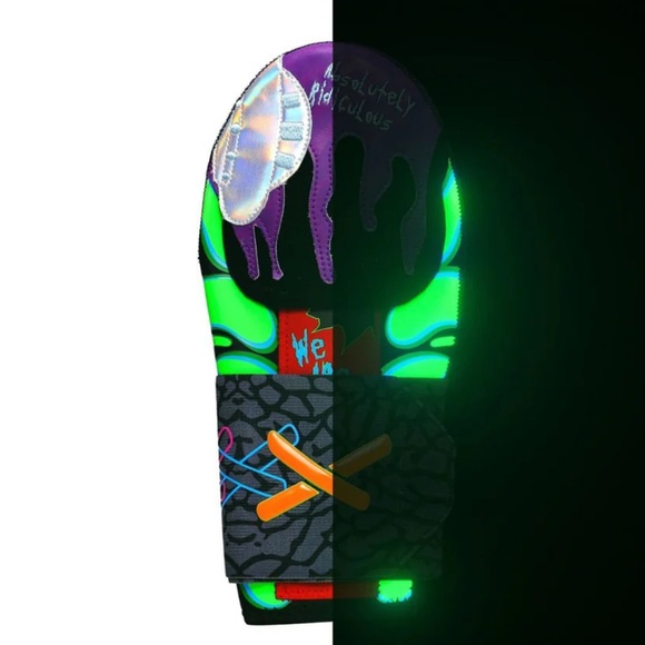 Aria Absolutely Ridiculous “Out of this world” Sliding Mitt! NIB! SOLD OUT!!! - Picture 5 of 5